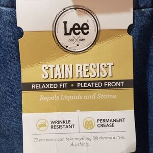 New Lee Men's Relaxed Fit Pleated Jeans - Blue.       Size 44x32